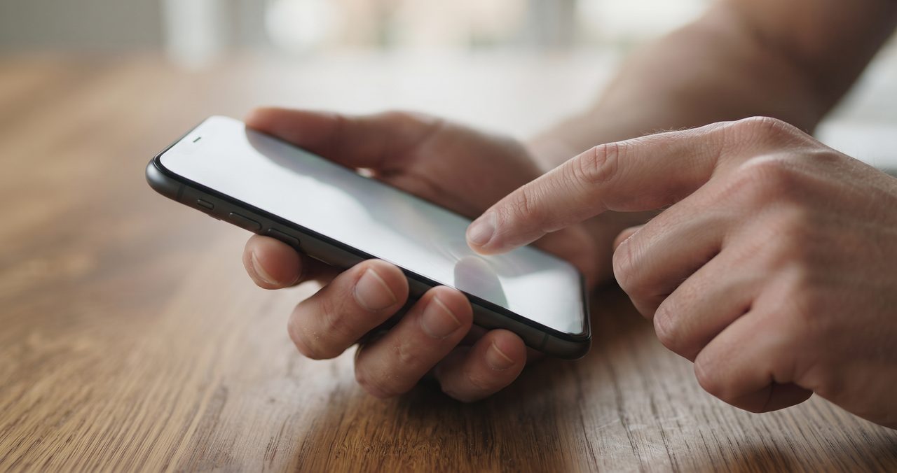 スマホの初期化操作をしている手元のイメージ