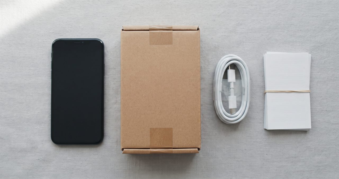 状態の良いスマホ本体と元箱・充電ケーブルなどの付属品