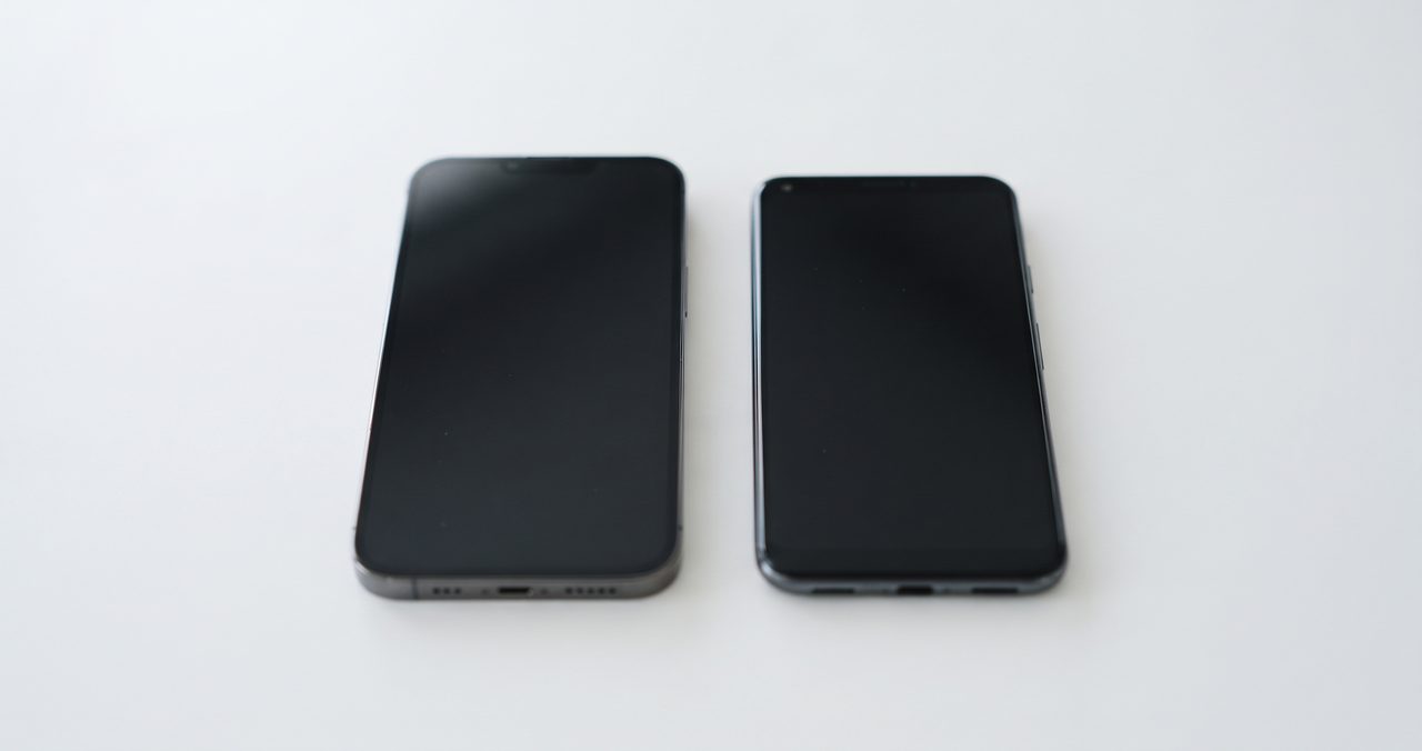 画面がオフのスマートフォン2台を並べて撮影した比較イメージの物撮り写真、APN設定の機種差をイメージした構図